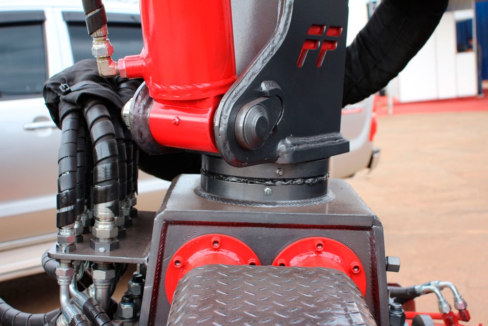 Base da torre da grua com giro de 360°, e pontos de lubrificação colocados estrategicamente 