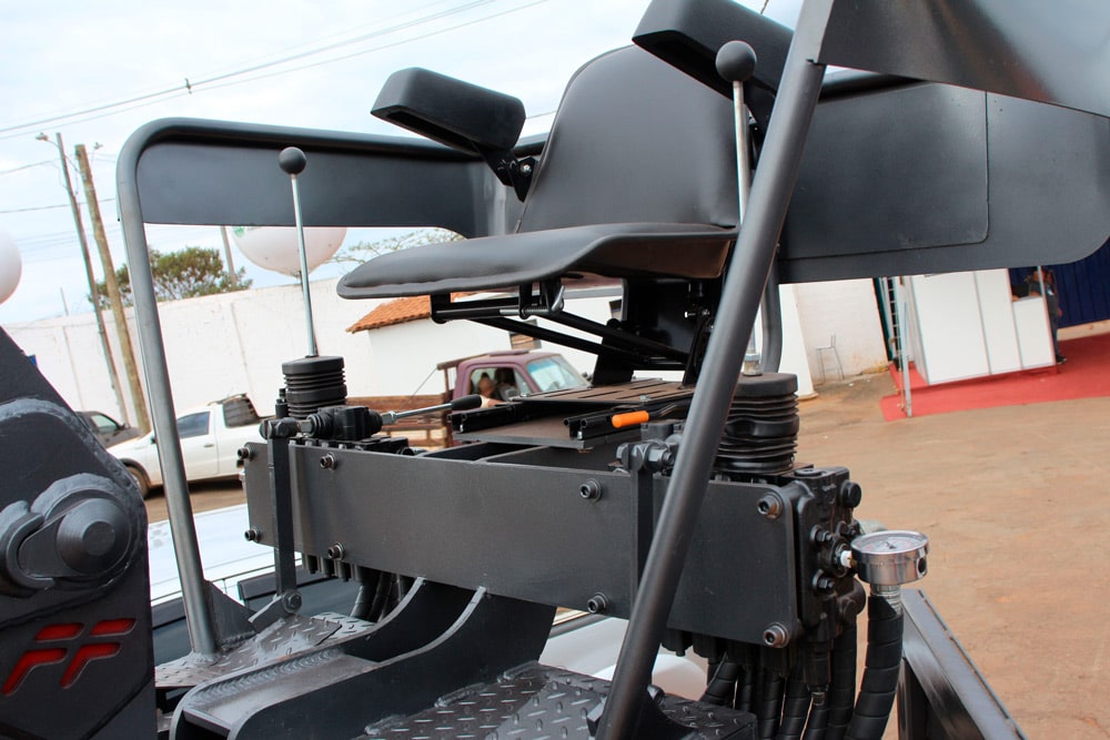 Torre de operação com sistema hidráulico para auto carregável florestal