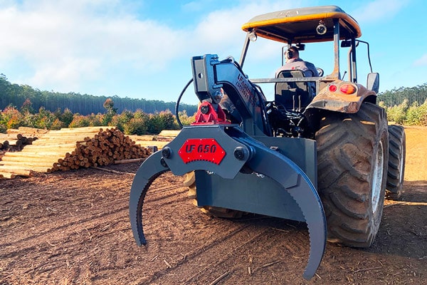 Mini Skidder modelo UF650 acoplado em trator